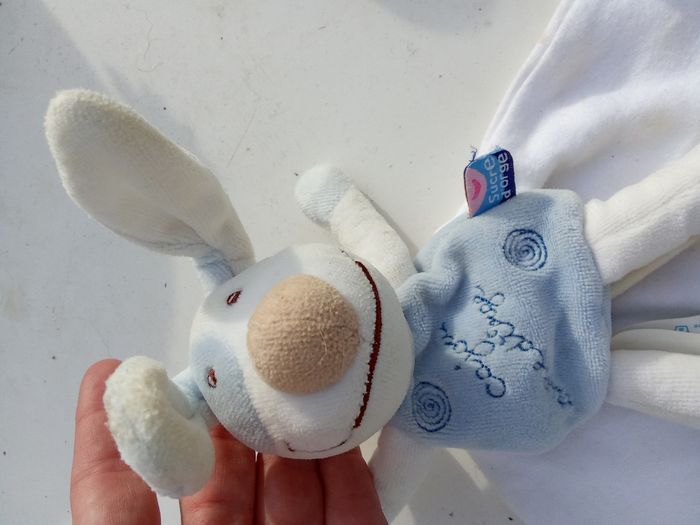 Doudou chien, lapin garçon bleu ciel cape blanche, nez marron, broderie cajou , tourbillons, oreilles marque sucre d'orge - photo numéro 5