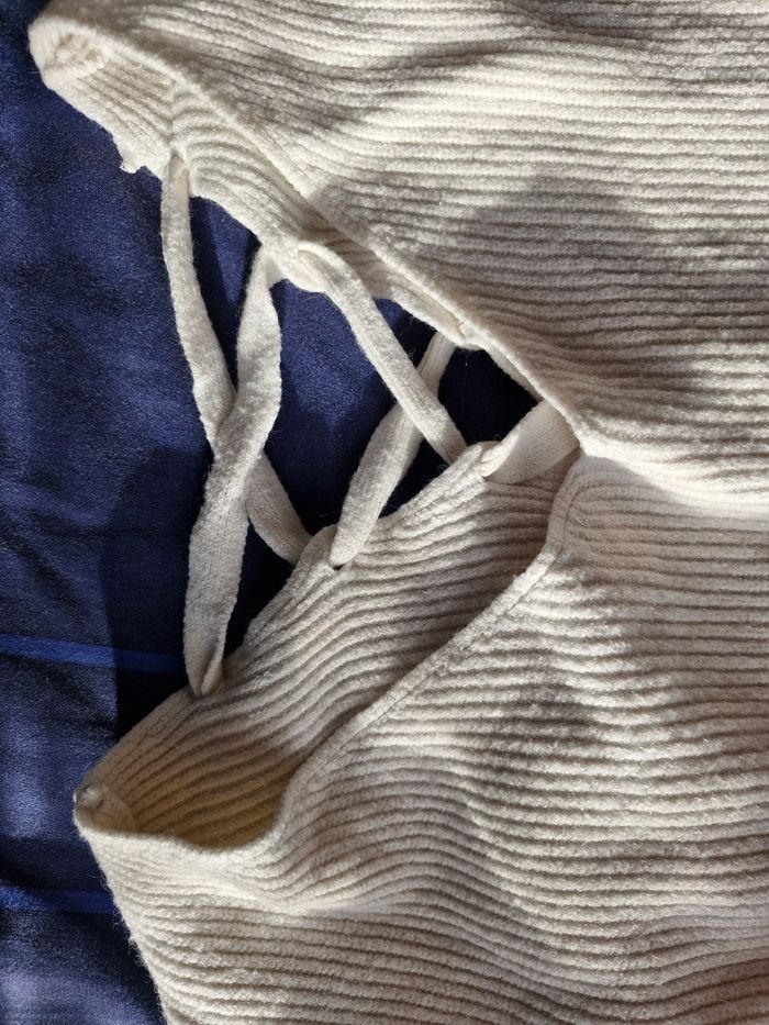 Splendide pull col V à laçage dos - photo numéro 5