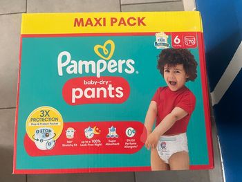 Un carton de couches Pampers , maxi, pack