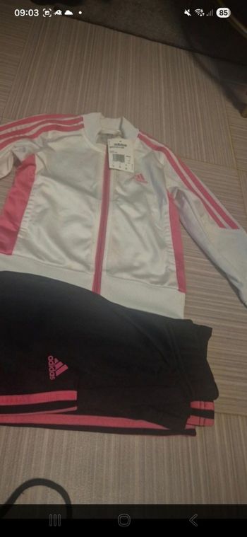 Survetement adidas 5 a 6ans neuf