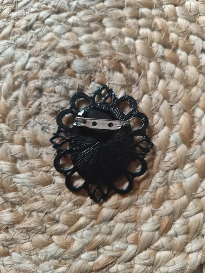 Broche Edward aux mains d'argent - photo numéro 3