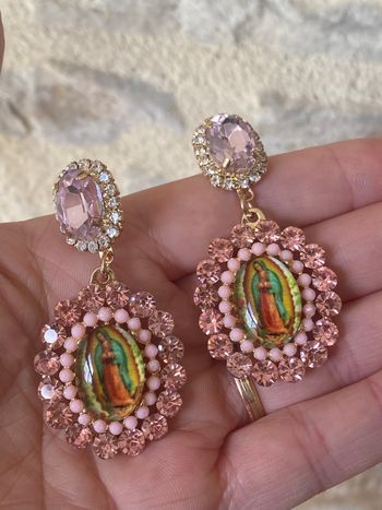 Boucles d’oreilles vierge Guadalupe pendantes avec strass bijou spirituel original 