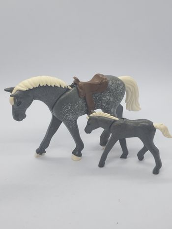 Playmobil cheval gris et son poulain
