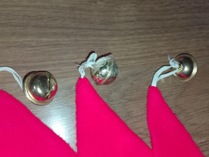 6 Bonnets de Noël identique avec cloches - photo numéro 3