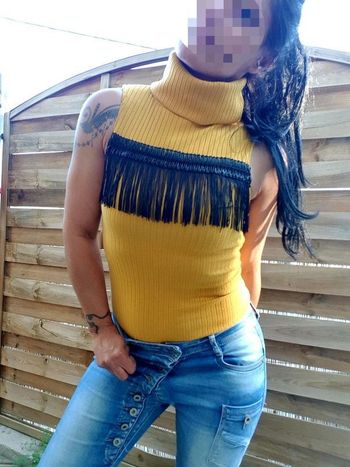 Pull sans manches maille côtelée col montant cheminée moutarde et Frangé