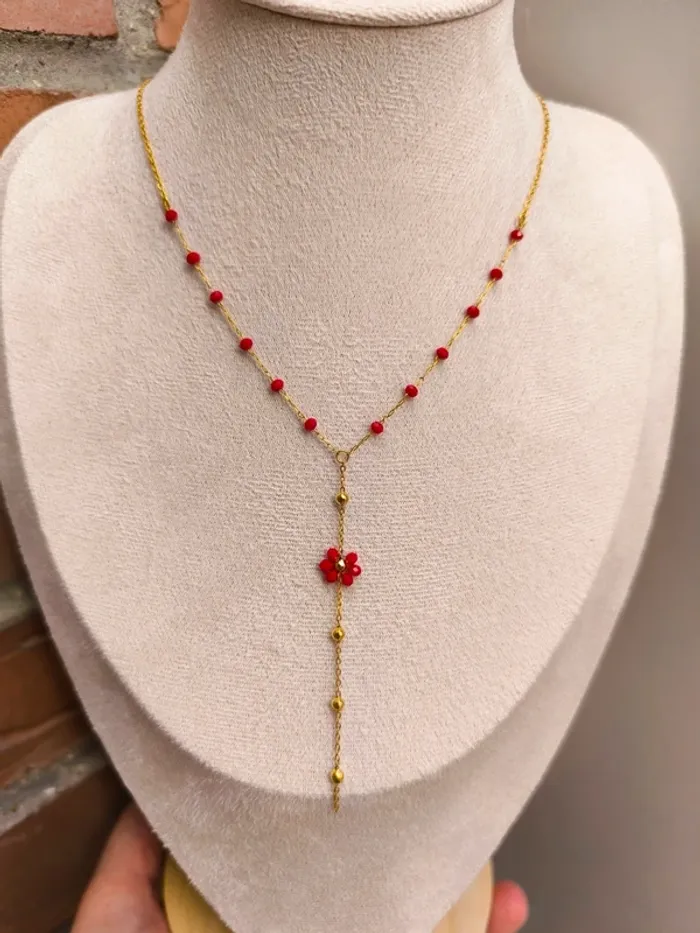 Pendentif doré en Y avec fleur marguerite, perles rouges et billes - photo numéro 2