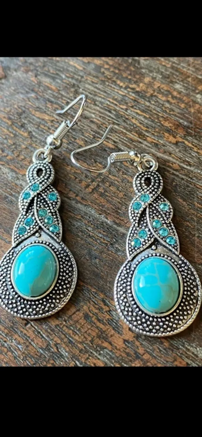 Magnifiques boucles d’oreilles argentées avec strass et turquoise - photo numéro 4