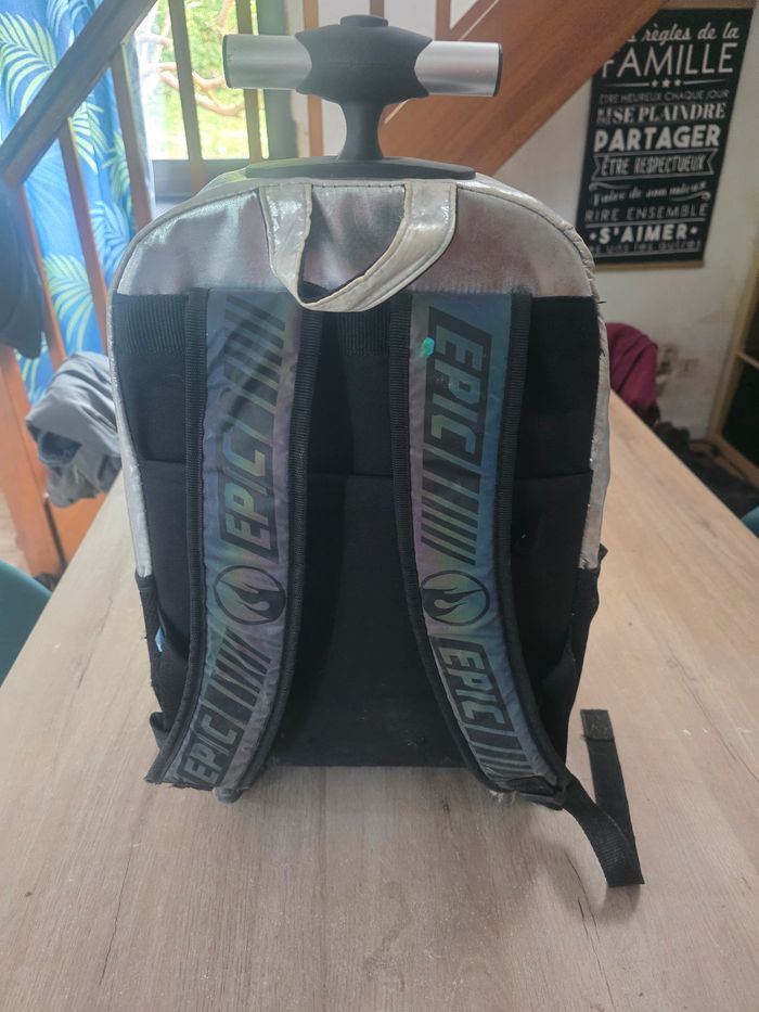 Cartable sur roulettes hot wheels etat neuf - photo numéro 2
