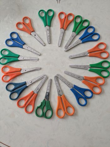Lot de 10 paires de ciseaux enfants inox à bouts ronds.