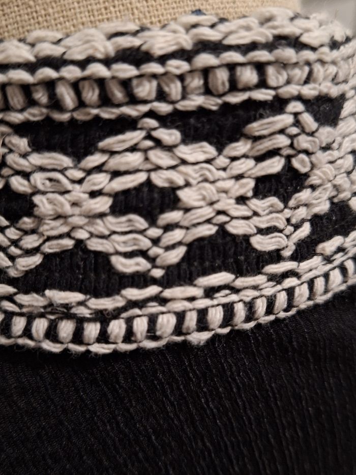 Très joli kimono noir aux broderies blanches avec la ceinture - photo numéro 5