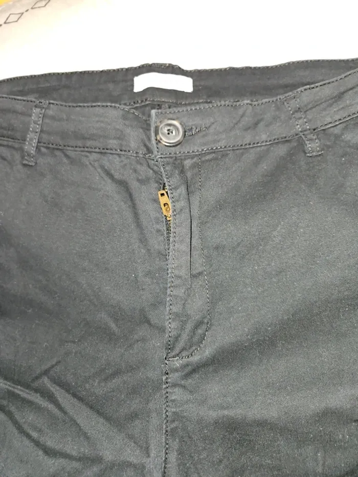 Pantalon chino 3/4 cache cache