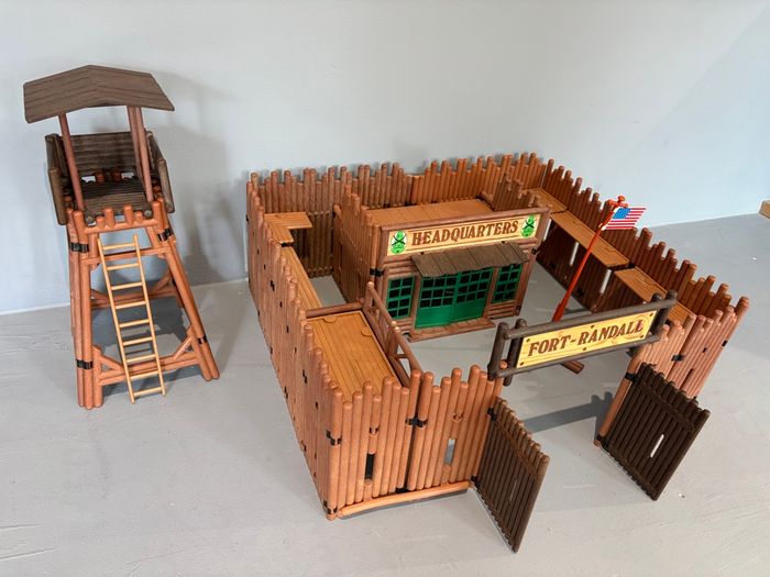 Playmobil fort Randall Western cowboy indien tour de garde quartier général drapeau US - photo numéro 4