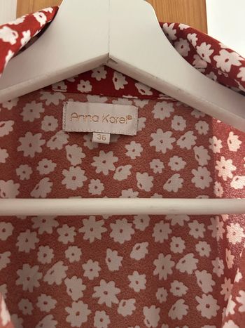 Robe rouge avec fleurs blanches