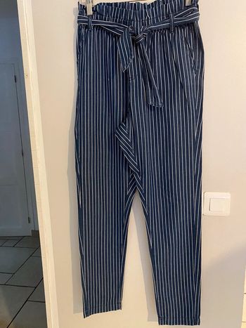 Pantalon rayé bleu et blanc