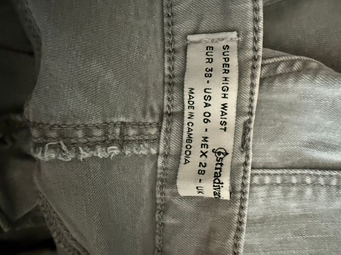 Jean slim gris clair Stradivarius - Taille 38 - Bon état - photo numéro 4