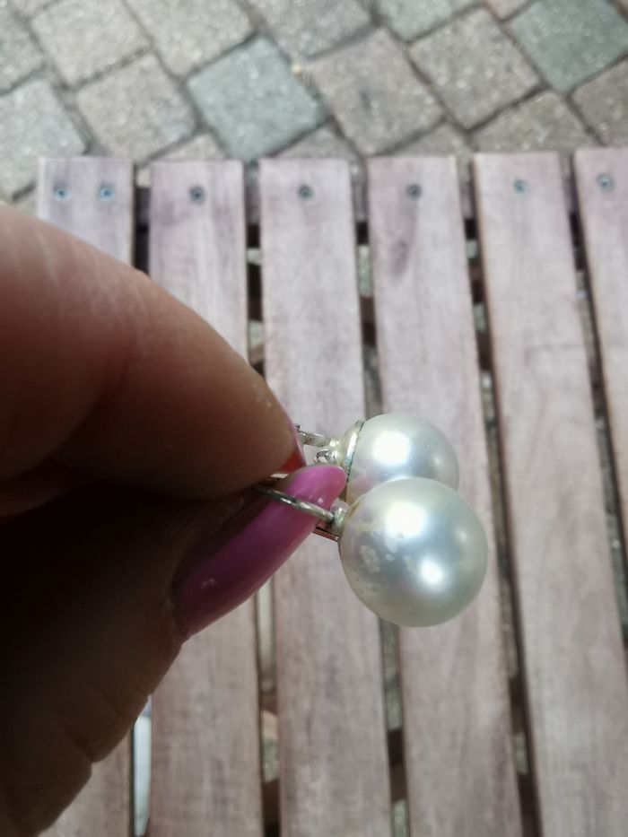 Boucles d'oreilles dormeuses perles blanches nacrées - photo numéro 2