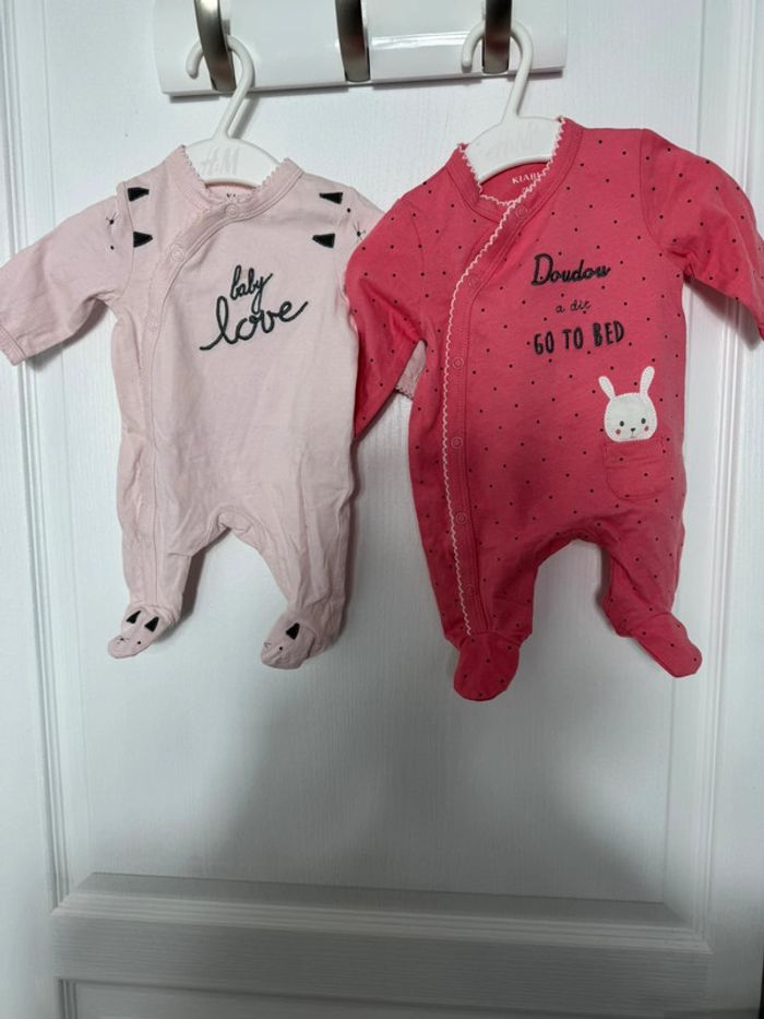 Lot 6 vêtements donc 4 neufs 1 mois - photo numéro 2
