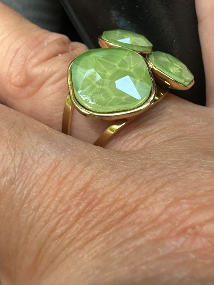 Bague réglable acier inoxydable or 3 pavés multi facettes verts - photo numéro 5