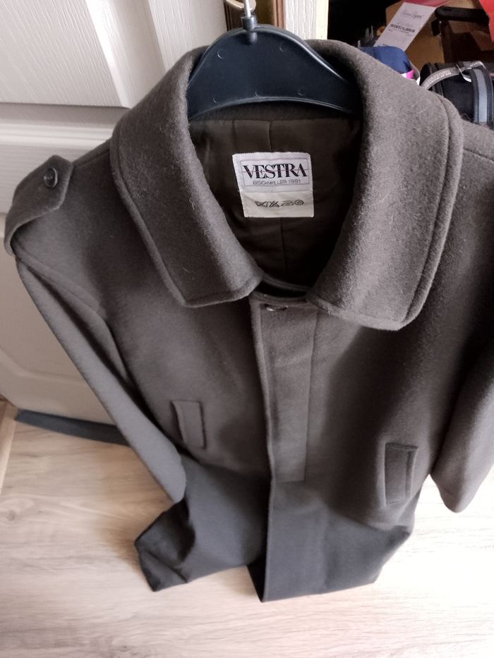 Joli manteau long en laine . Vestra . doublé .Épaulettes . Boutons cachés. 2 poches intérieures. Poches extérieures. Taille L. Fabrication française. Bien chaud. - photo numéro 8