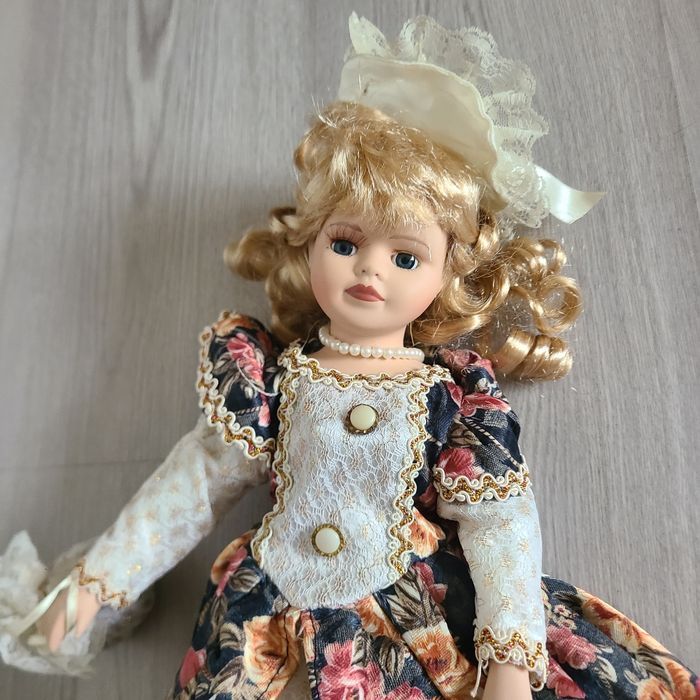 Poupée porcelaine - photo numéro 7