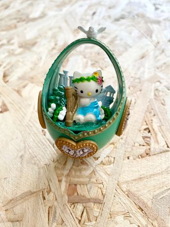 Miniature hello kitty déesse grecque œuf