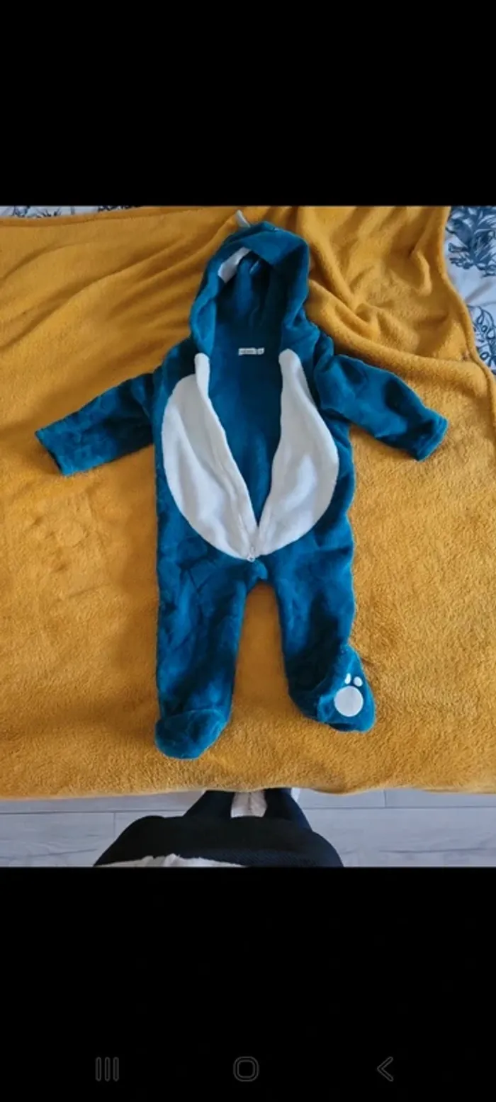 Surpyjama 12 mois gemo très peu porté 
2 3 fois 
Antidérapant ce décolle a un pied voir photo