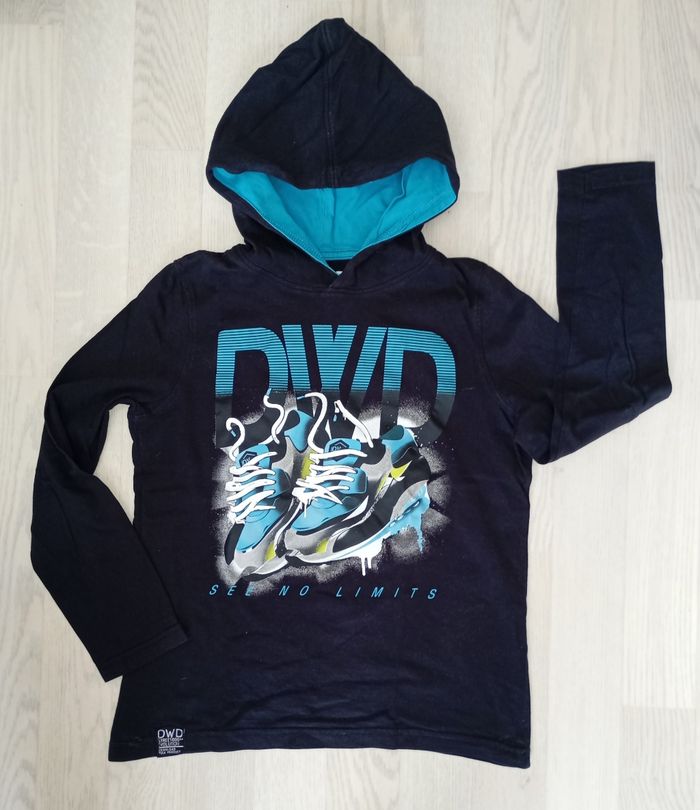 Tee-shirt à capuche noir motif baskets C&A 
T. 134-130 cm