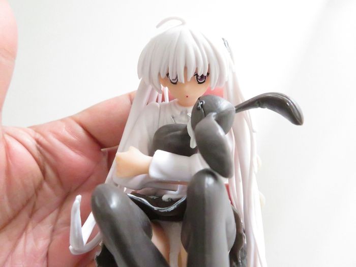 Figurine manga fille assise et sa peluche - photo numéro 3