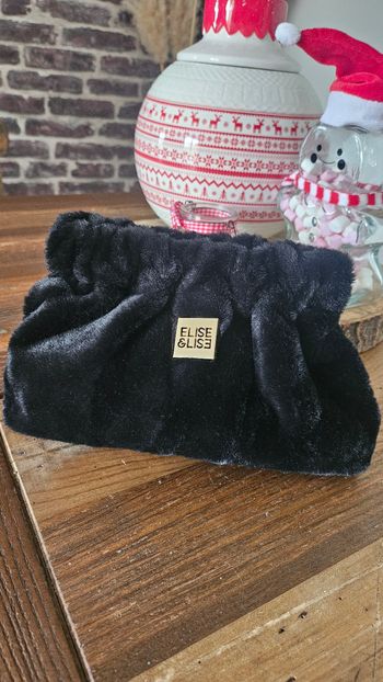 Trousse à maquillage noire et doré