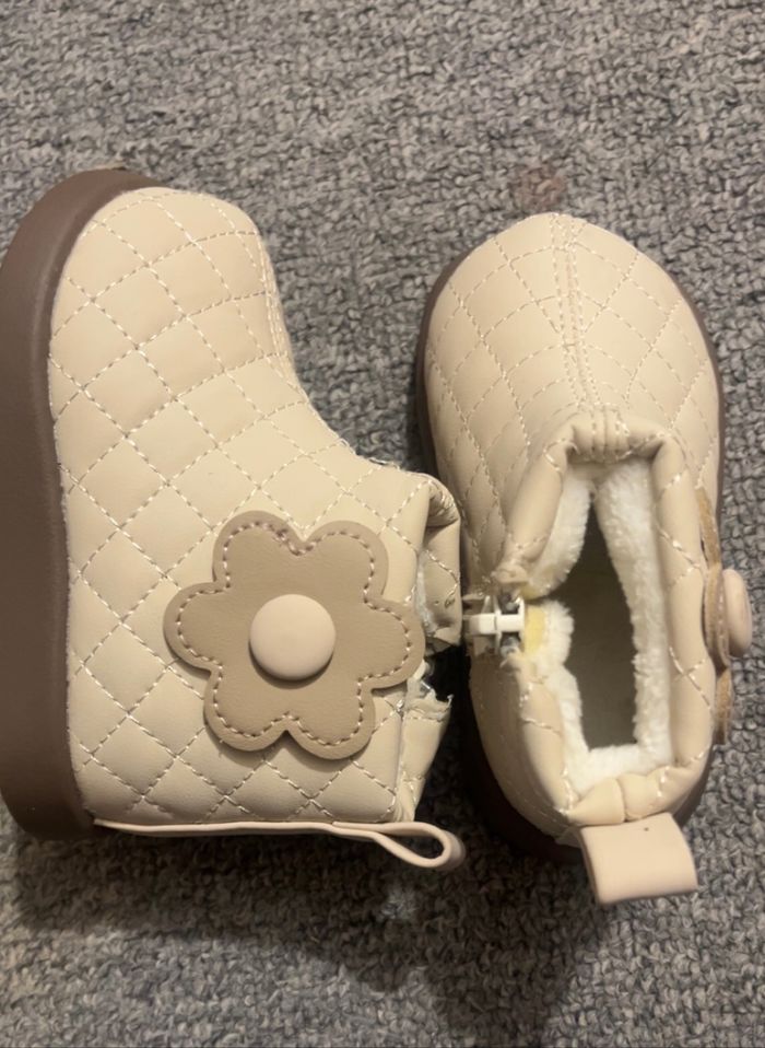 Chaussures de bébé  sans marque porté une seule