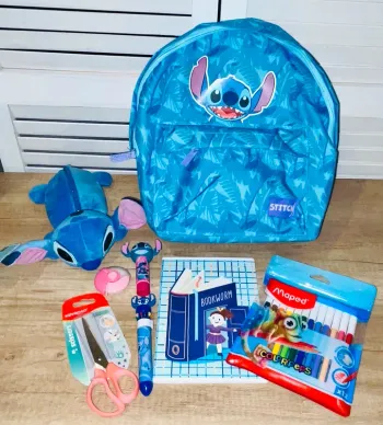 Lot d’affaires scolaires. Stitch .