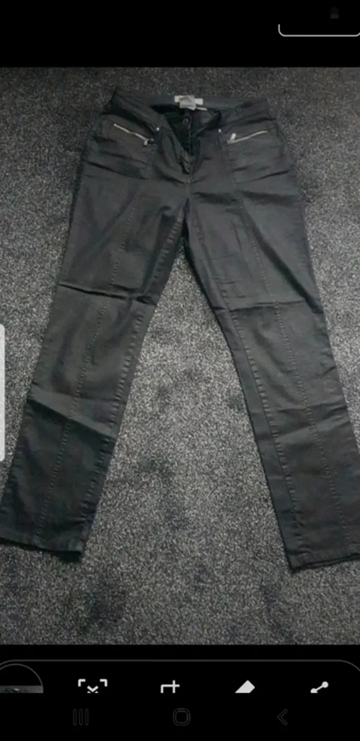 Pantalon femme taille 40
Noir
Allessa W