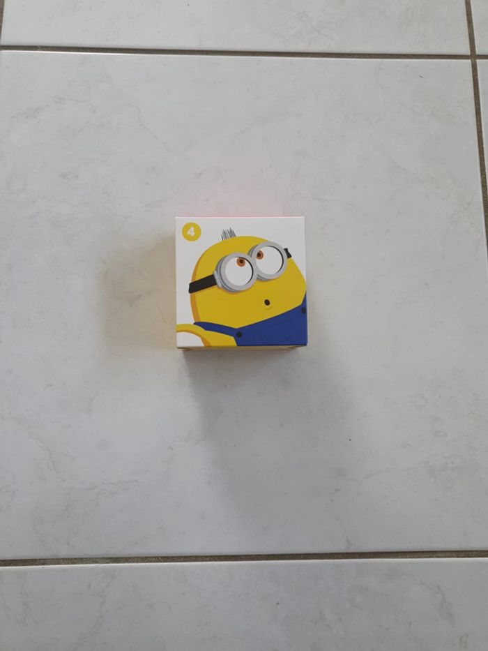 Figurine en papier minion neuf zz
