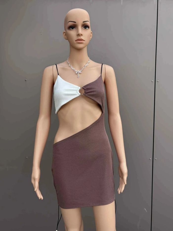 Robe moulante asymétrique bicolore – taille M