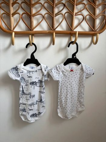 Lot 2 bodies Paris et cœur manches courtes Petit Bateau 3 mois