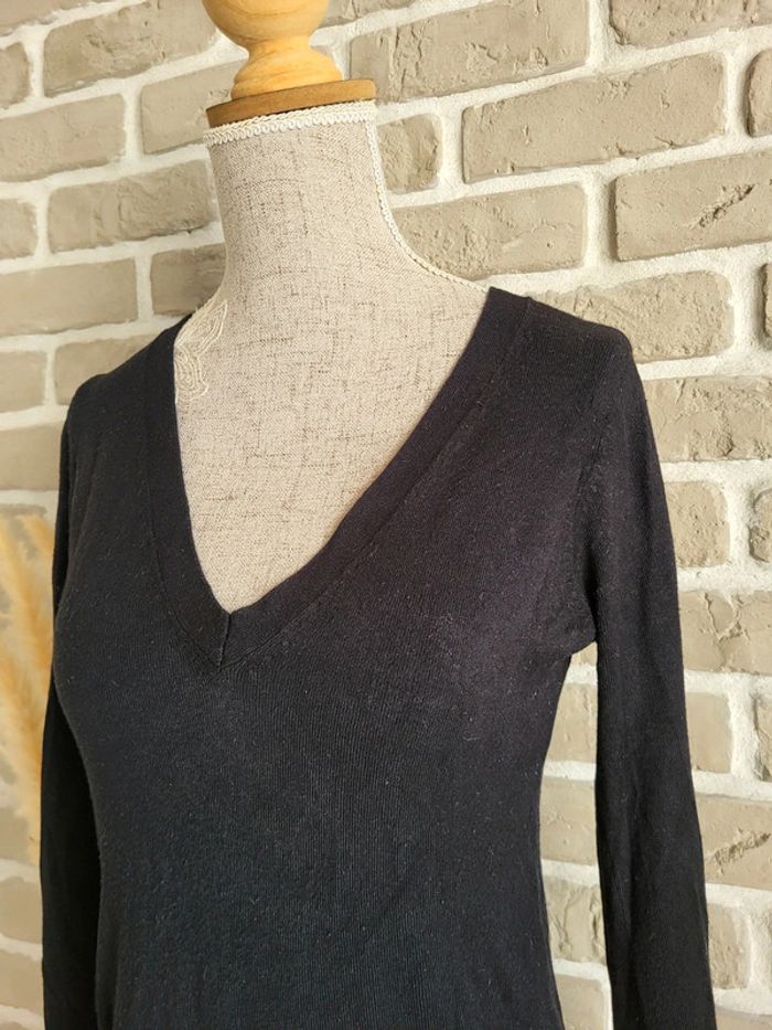 Pull col V noir Zara boutonné aux poignets - photo numéro 4