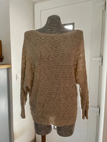 Très joli pull beige et doré taille 38
