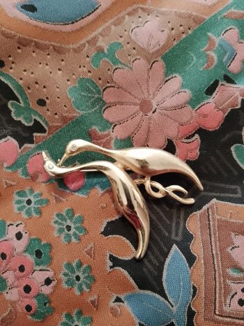 broche couple de cygnes en plaqué or doré vintage années 80.