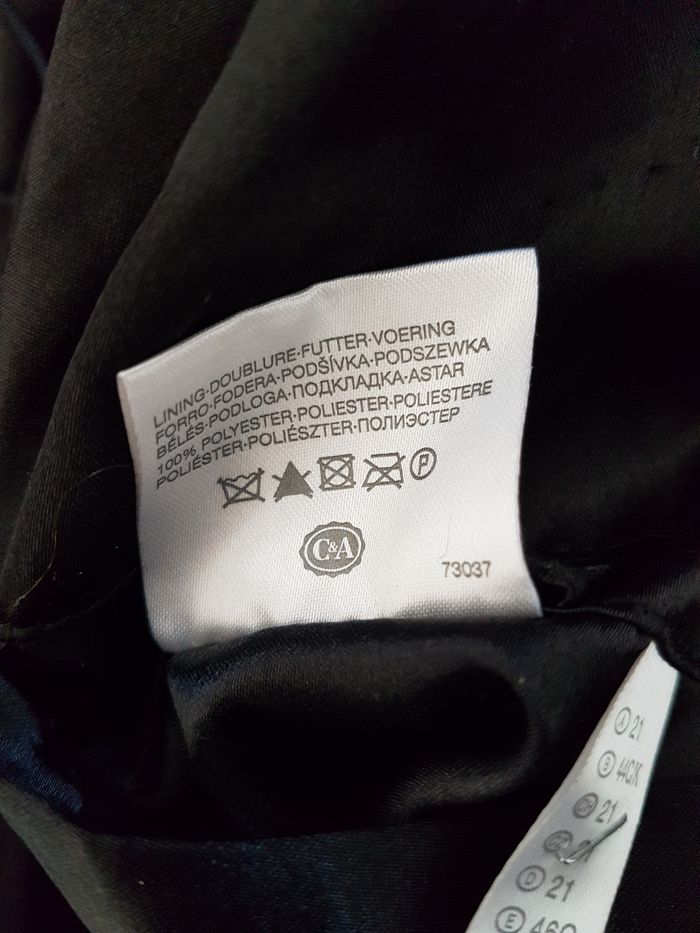 Manteau court noir, aspect fausse fourrure. C&A. Taille XL 44, 56cm aux aisselles, 66cm de haut. - photo numéro 6