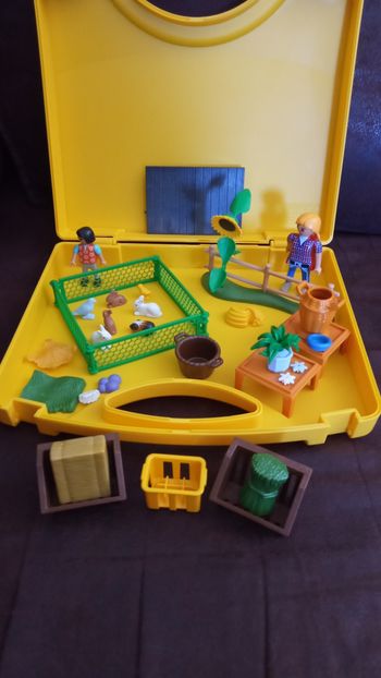 Lot à la ferme "Playmobil" dans petite mallette