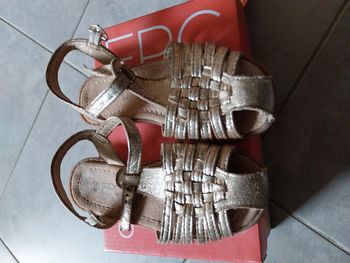 Sandales dorées taille 29