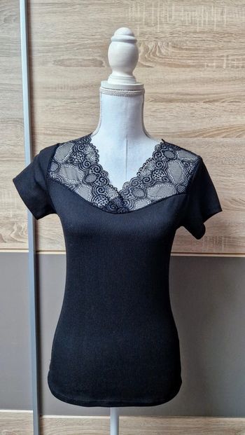 Haut avec dentelle.