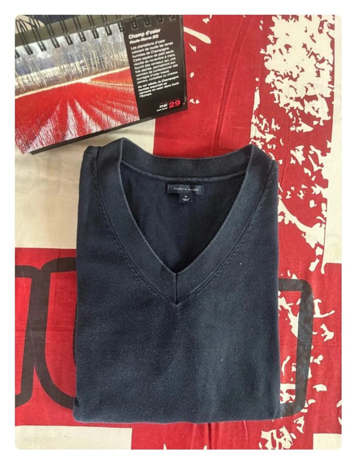 Sweat Tommy Hilfiger taille M bleu marine col V