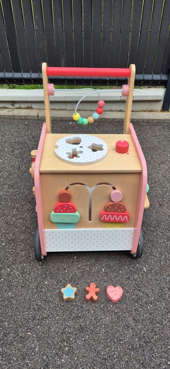 Chariot de marche marchande de glaces et gâteaux