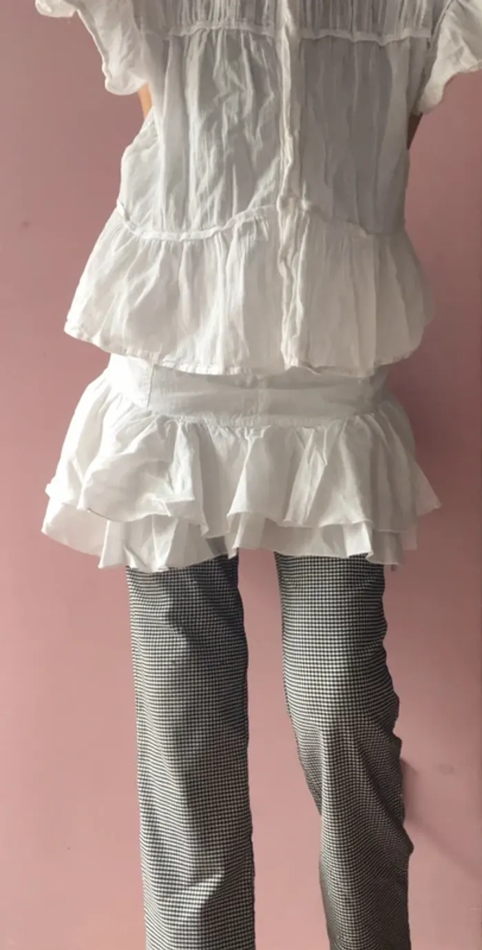 Minijupe blanche à volant