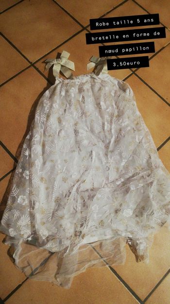 Robe blanche avec bretelles à nœuds papillon