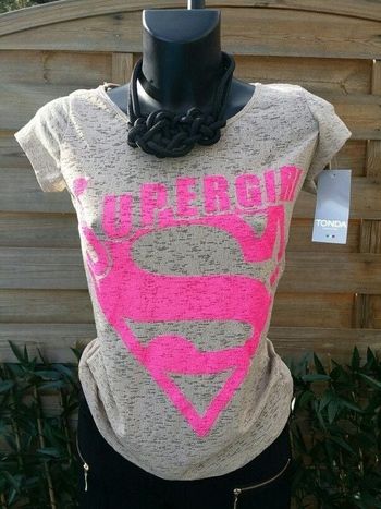 Tee-shirt Super Girl  Nude et motifs rose appliqués