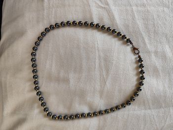 Collier hématites et perles dorées 