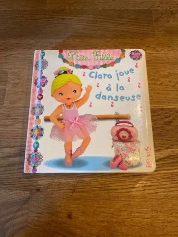 Livre P’tite fille Clara joue à la danseuse  Numéro 12