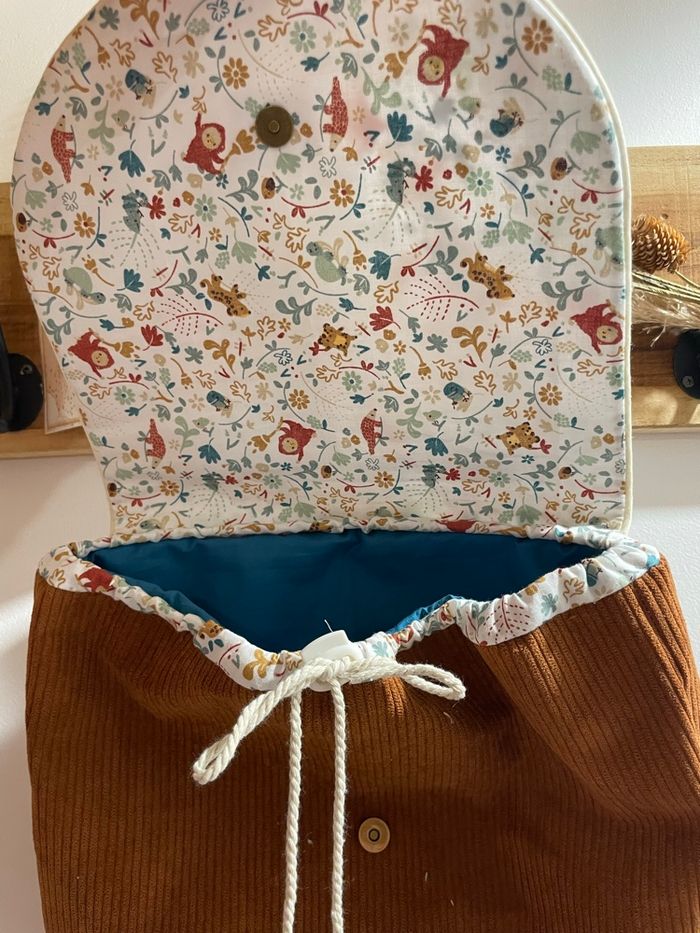 Sac à dos enfant fait main en velours marron et tissu animaux - photo numéro 2